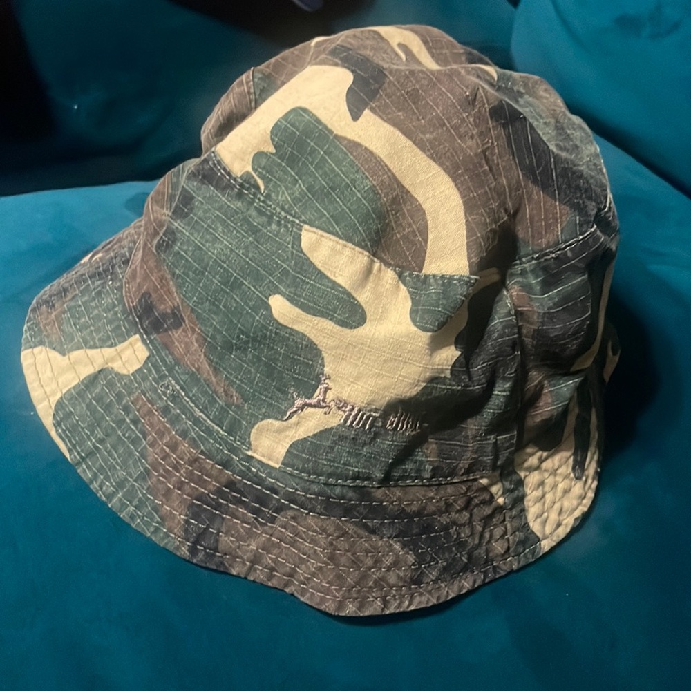 Hot shot camo bucket hat